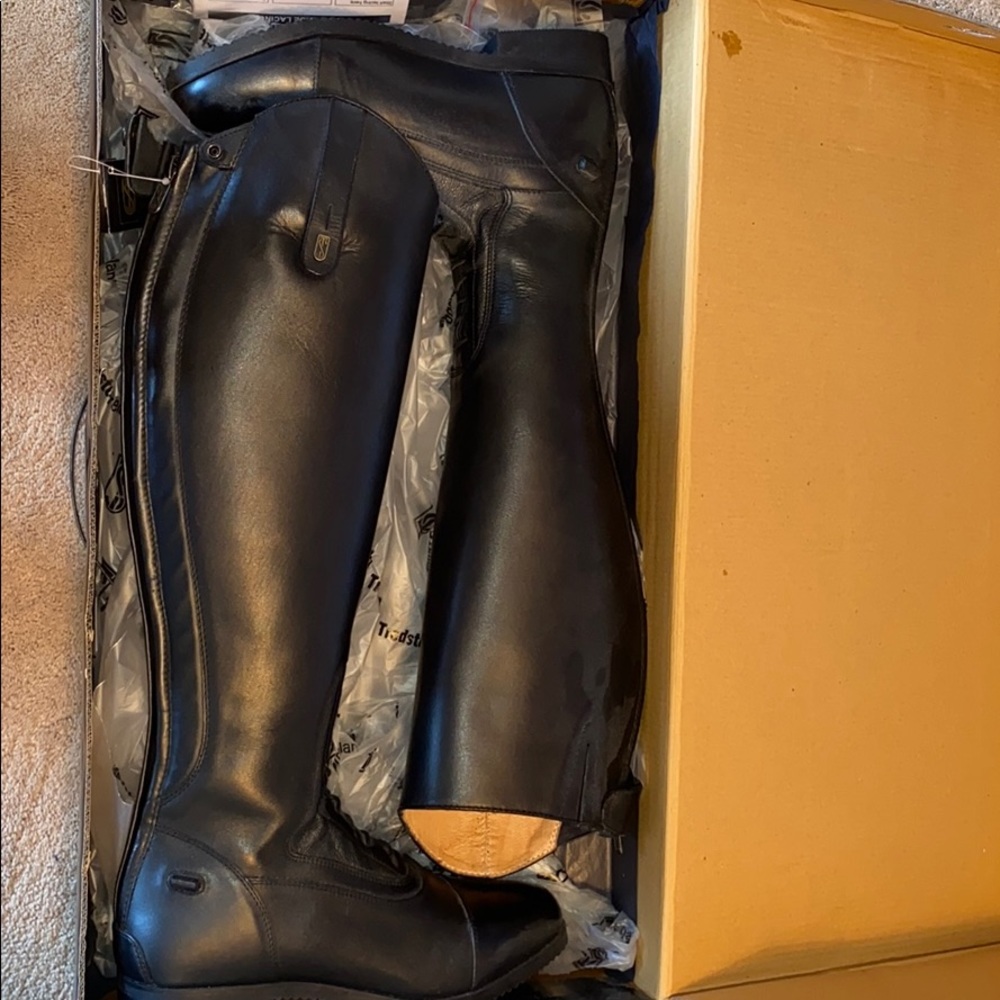 Brand New Tredstep Donatello boots size 10.5 (US)